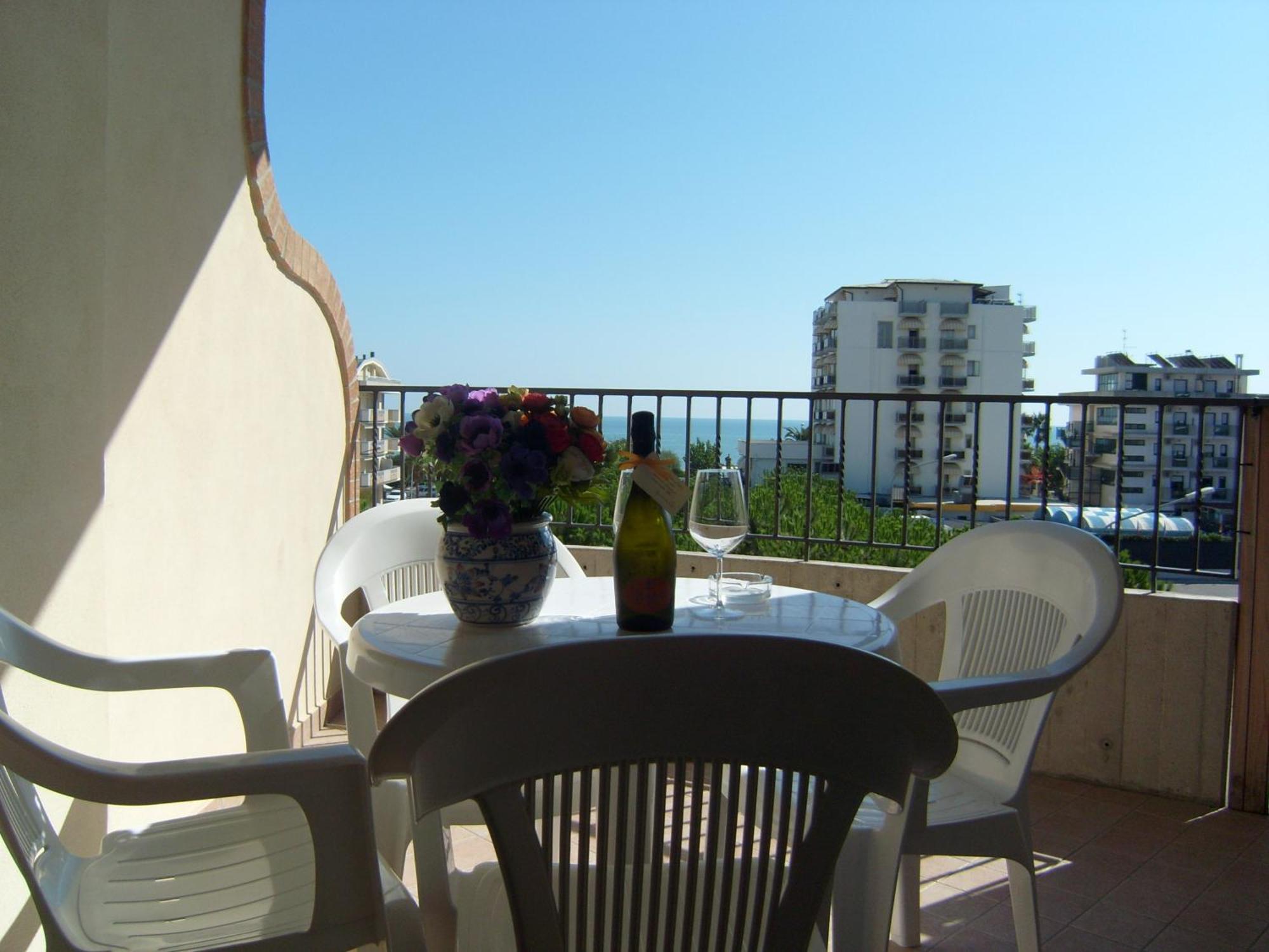 Residence Torre Del Mar Альба-Адріатіка Номер фото